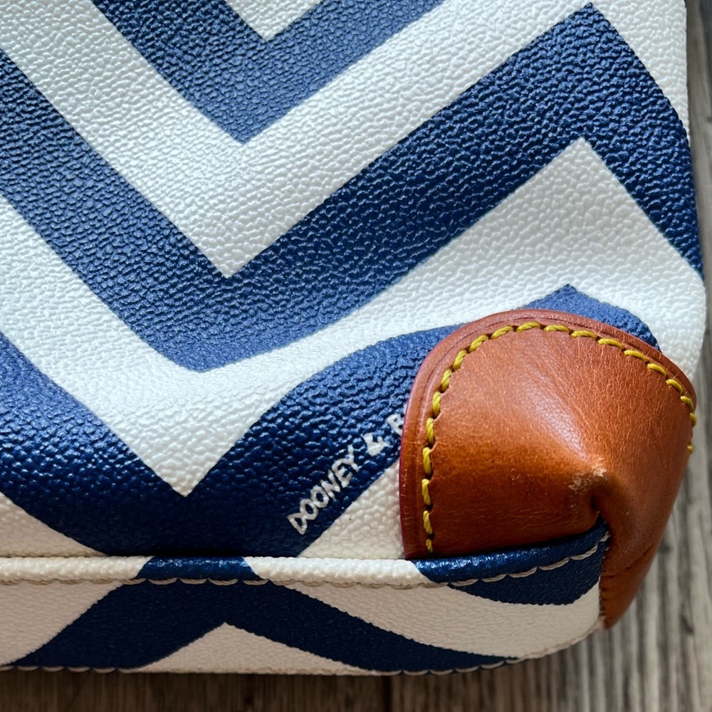 Dooney & Bourke Royal Blue & White Chevron Crossbody Bag Purse Leather - Picture 9 of 10